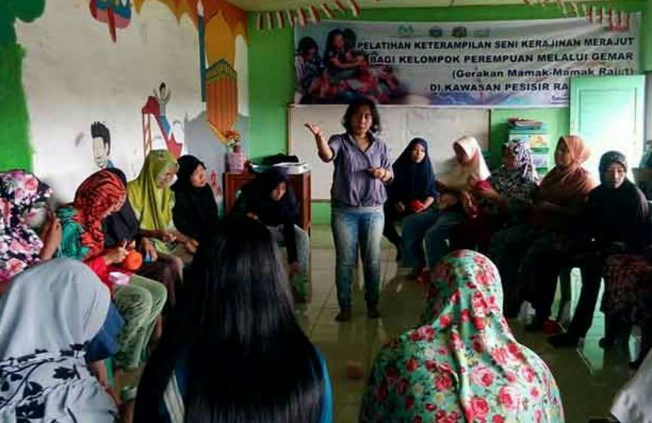 Ibu-Ibu di Belawan Dibekali Keterampilan Merajut